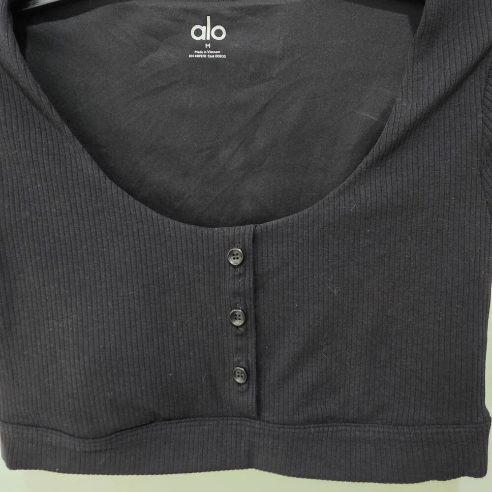 Alo Yoga Women’s Black Ribbed Crop Top – Size M – Short Sleeve Button Front - Picture 3 of 7